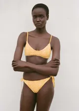 Top de bikini triangular color amarillo, tejido al crochet, con tirantes finos y cierre de gancho en la espalda.