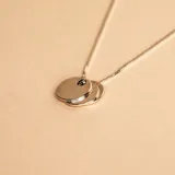 Collar de cadena fina con tres dijes circulares lisos y minimalistas, confeccionado en plata 925.