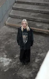 Remera de algodón color negro con efecto lavado, corte oversize y estampa frontal de un chihuahua con estética gótica y calavera.