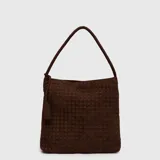 Cartera tipo tote de diseño trenzado en gamuza color marrón, con una sola asa de hombro y detalle de llavero colgante en el lateral.
