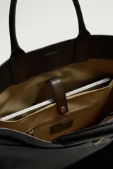 Bolso de mano de piel marrón oscuro de alta calidad con detalle de cinturón decorativo con hebilla metálica dorada y dos asas cortas.