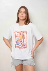 Remeron de algodón color blanco, de corte oversize y manga corta, con estampa frontal ilustrada con el texto "Champagne & Oysters", una copa y ostras.