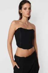 Corset color beige, strapless, con ballenas internas y ajuste elastizado en la espalda.