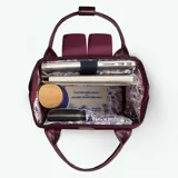 Mochila Cabaia modelo Adventurer Nice color borgoña con detalles en cuero marrón. Tiene un compartimento principal con cierre, un bolsillo frontal con cierre y dos bolsillos laterales. Cuenta con correas ajustables para los hombros y un asa superior.