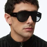 Lentes de sol estilo aviador con montura oversized de líneas limpias y diseño retro. Cuentan con lentes polarizadas con protección UV400 y recubrimiento antiscratch.
