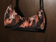 Top de microtul estampado con diseño abstracto en tonos marrones y negros, con tirantes finos regulables y sin aro.