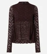 Blusa de encaje color bordó con trama floral y transparencia. Presenta cuello medio, mangas largas ajustadas y un recorte debajo del busto que genera un efecto peplum con volados en el dobladillo.