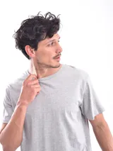 Remera básica de corte regular, color gris melange, de manga corta y cuello redondo.