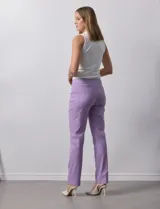 Pantalón celeste en gabardina elastizada marca Zac & Rachel. Pretina ancha con faja interna modeladora. Largo de pierna con costura frontal pespunteada. Trasera con bolsillos ojal simulados.