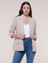 Blazer de lino y algodón color beige con diseño de rayas diplomáticas blancas, solapa clásica, cierre de un botón frontal y bolsillos laterales con solapa.
