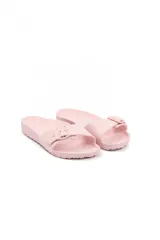 Sandalias de goma color rosa con hebilla ajustable.