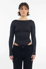 Body negro de algodón con escote barco y mangas largas.
