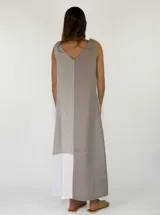 Vestido largo sin mangas de lino, con escote en V y diseño de bloques de color en tonos beige, tostado y blanco.