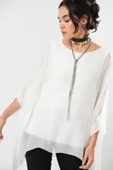 Blusa blanca de gasa oversize con forro y manga murciélago.