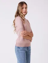 Buzo de tejido fino en color azul marino, con cuello redondo y mangas cortas con puños acanalados.