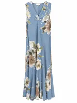 Vestido largo celeste sin mangas, con escote en V y estampado floral en tonos blancos, beige y marrones. Diseño fluido y corte acampanado.