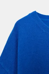 Jersey de punto liso color azul eléctrico, con cuello redondo y mangas anchas de corte caído.