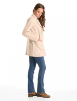 Blazer de corte largo confeccionado en tejido símil gamuza con textura aterciopelada. Presenta cuello con solapas, frente abierto sin botones y dos bolsillos de parche frontales.