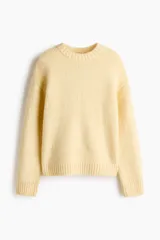 Sweater de punto suave color amarillo, con cuello redondo, hombros caídos y diseño de corte clásico.
