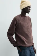 Jersey de punto con lana, de corte regular, cuello redondo y manga larga con acabados en rib.