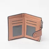 Billetera compacta de cuero sintético color rosa, con cierre de broche a presión y compartimento con cierre perimetral.