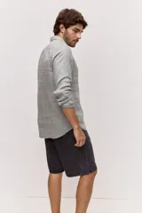 Camisa de lino color marrón mocha, de corte regular, con cuello clásico, mangas largas y cierre frontal con botones al tono.