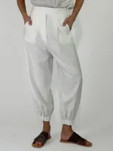 Pantalon negro de viscosa con pinzas en la cintura, bolsillos laterales y botamangas ajustadas.