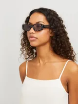 Lentes de sol con armazón rectangular de policarbonato con estampado carey y cristales oscuros.