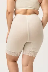 Faja modeladora color piel, de tiro alto con piernas y terminación de pierna en puntilla elastizada. Pieza delantera central reforzada para mayor contención abdominal y fundillo de algodón 100%.