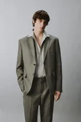Blazer regular fit de lino color azul marino, con cuello de solapas de muesca, cierre frontal de un botón, bolsillos de solapa en la cadera y bolsillo de vivo en el pecho.