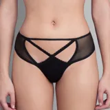 Culotteless negro de tiro medio/alto confeccionado en tul y lycra, con detalle de tiras cruzadas en la parte delantera y fundillo de algodón.