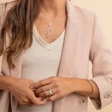Brazalete tipo esclava de alambre redondo en plata 925, con dije de medalla circular colgante.