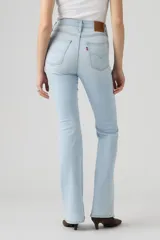 Jeans Levi's modelo 726 Hi Rise Flare, tiro alto y corte acampanado en tono celeste claro.