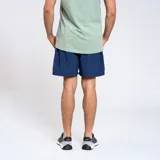 Short de baño azul marino de nylon con cintura elástica y logo de la marca en la pierna.