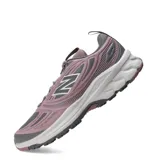Championes New Balance 410 V9 diseñados para trail running y actividades outdoor, en color violeta con detalles en gris y blanco. Cuentan con entresuela Fresh Foam y suela de gran tracción.