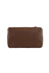 Cartera tipo bandolera de color camel, con solapa frontal, cierre magnético circular negro y detalle de aplique metálico en forma de labios. Incluye correa de cadena metálica negra.