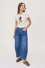 Jean de tiro medio y corte barrel con pierna amplia y ligeramente curva, estilo de cinco bolsillos en denim negro lavado.
