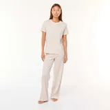 Conjunto de pijama de dos piezas, compuesto por una remera de manga corta y un pantalón largo, ambos a rayas horizontales en tonos beige y blanco.