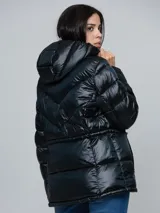 Campera puffer de Calvin Klein con acabado brillante, diseño acolchado con costuras en V, cierre frontal con cremallera, capucha integrada y bolsillos laterales con cierre.