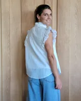 Chaleco negro con cuello mao, cierre frontal con botones y volados en cuello, frente y sisas.