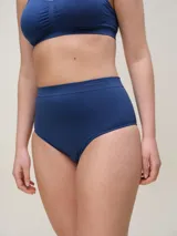 Bombacha de tiro alto confeccionada en microfibra seamless, con diseño de cobertura completa y acabado suave sin costuras.