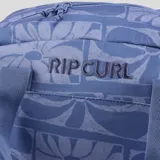 Bolso de gimnasio Rip Curl modelo Gym Bag 32L Mixed, color azul con estampado floral geométrico y el logo de la marca bordado en el frente. Cuenta con doble asa de mano con protector acolchado y cierre principal.