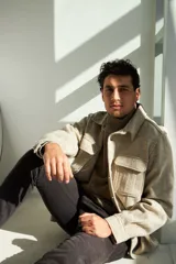 Camisa estilo leñadora marrón con diseño de espiga, cuello clásico, abrochadura frontal a la vista, bolsillos plaqué con tapa en el pecho, mangas largas con puño y botón.