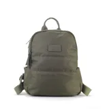 Mochila capitoneada color verde militar, confeccionada en nylon. Tiene apertura superior con cierre y tiradores metálicos, bolsillos internos, bolsillo frontal con cierre metálico, correa corta de mano y correas de galón regulables para colgar en la espalda.