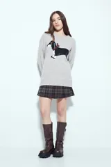 Sweater de punto color gris melange con diseño tejido de un perro salchicha en el frente. Presenta cuello redondo, mangas largas y un corte relajado.