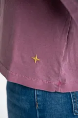 Remera de algodón lavada color gris, de corte al cuerpo, con escote redondo y mangas 3/4.