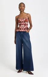 Top de punto Le Lis Blanc con tirantes finos, escote recto, ajuste ceñido al cuerpo y diseño con peplum en la parte inferior. Presenta un estampado geométrico en tonos rosado, marrón y beige.