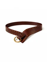 Cinto de cuero marrón con tachas metálicas doradas a lo largo de los bordes y hebilla circular metálica dorada.