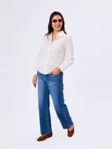Pantalón de jean de corte recto, con tiro medio y lavado azul medio. Cuenta con cinco bolsillos clásicos, cierre de botón y bragueta, y terminación recta con ruedo desflecado.