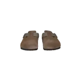 Mules Birkenstock modelo Boston en color taupe, confeccionadas en gamuza con suela anatómica de corcho y látex, y tira ajustable con hebilla metálica.